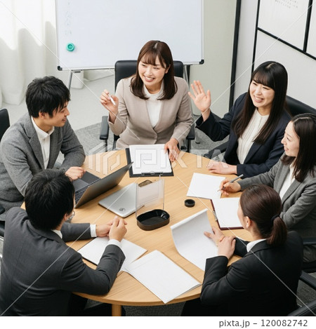 オフィスで会議をする社員-1 120082742