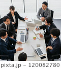 オフィスで会議をする社員-5 120082780