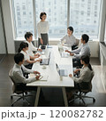 オフィスで会議をする社員-3 120082782