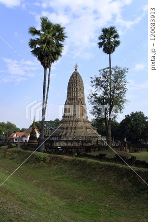 シー・サッチャナーライ歴史公園のワット・プラ・シー・ラタナー・マハータート 120083913