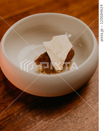 modern presentation of food in catering establishments 120084624