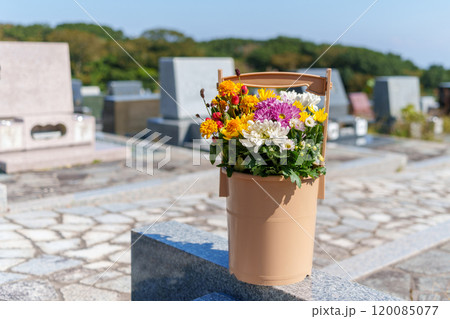 供花の入った手桶　お墓参りのイメージ 120085077