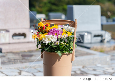 供花の入った手桶　お墓参りのイメージ 120085078