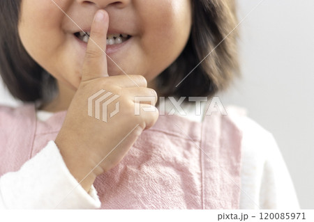 人差し指で内緒のポーズをする女の子の口元（4歳、日本人） 120085971