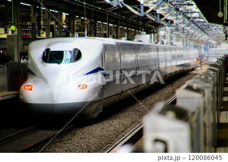 日本の大動脈【東海道新幹線】を駆け抜ける… N700S ~新横浜駅にて 日本の大動脈【東海道新幹線】を駆け抜ける… N700S ~新横浜駅にて 120086045