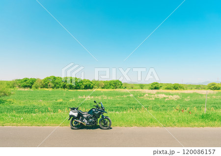 夏の青空と広い草原とバイク 夏の青空と広い草原とバイク 120086157