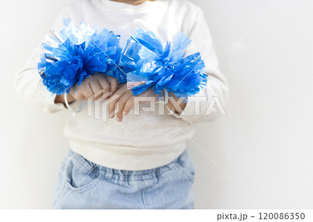 ポンポンを持って踊る女の子（顔無し、4歳、日本人、顔無し） 120086350