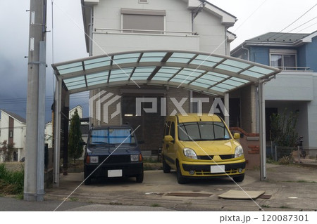 カーポート　住宅の駐車場 120087301