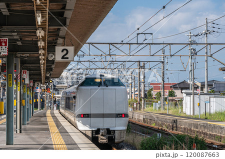 北陸本線長浜駅を出発する敦賀行き特急しらさぎ 北陸本線長浜駅を出発する敦賀行き特急しらさぎ 120087663