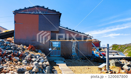 秋の御嶽山登山：二の池ヒュッテ 120087800