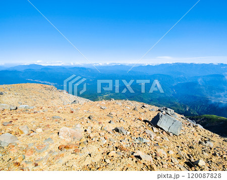 秋の御嶽山登山：登山道から中央アルプス・八ヶ岳方面の眺め 120087828