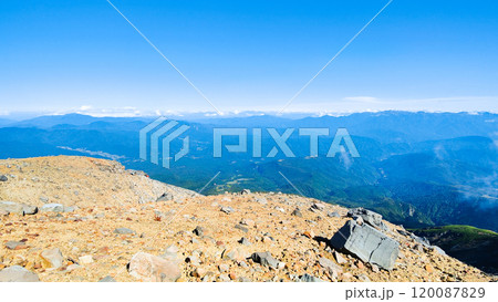 秋の御嶽山登山：登山道から中央アルプス・八ヶ岳方面の眺め 120087829