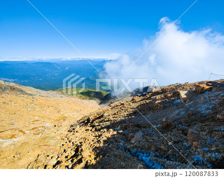 秋の御嶽山登山:登山道から中央アルプス・八ヶ岳方面の眺め 秋の御嶽山登山:登山道から中央アルプス・八ヶ岳方面の眺め 120087833
