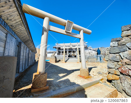 秋の御嶽山登山：王滝頂上（御嶽神社頂上奥社） 120087863