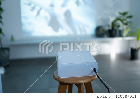 プロジェクターで投影 120087911