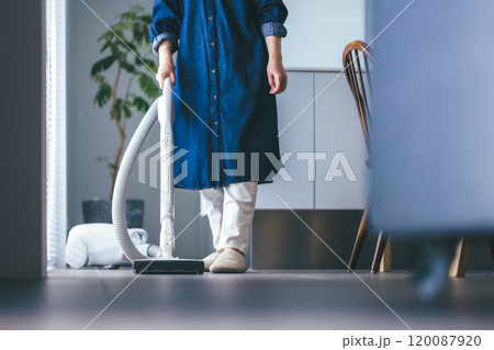 掃除をする女性 掃除をする女性 120087920