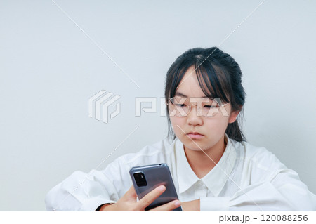 スマホを注視する小学生女子 スマホを注視する小学生女子 120088256