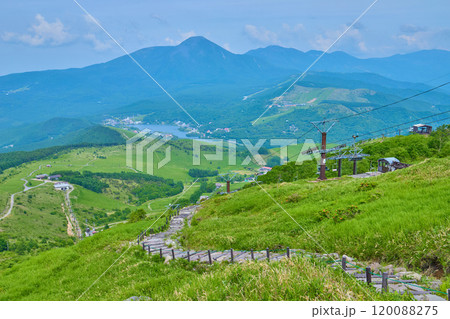 長野県の車山山頂から東側の白樺湖、北八ヶ岳方面 120088275