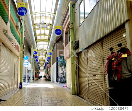 阿倍王子神社前から続く王子本通商店街アーケードの風景 大阪市阿倍野区王子町 阿倍王子神社前から続く王子本通商店街アーケードの風景 大阪市阿倍野区王子町 120088475