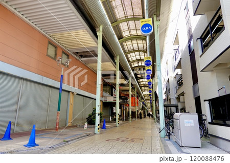 阿倍王子神社前から続く王子本通商店街アーケードの風景 大阪市阿倍野区王子町 阿倍王子神社前から続く王子本通商店街アーケードの風景 大阪市阿倍野区王子町 120088476
