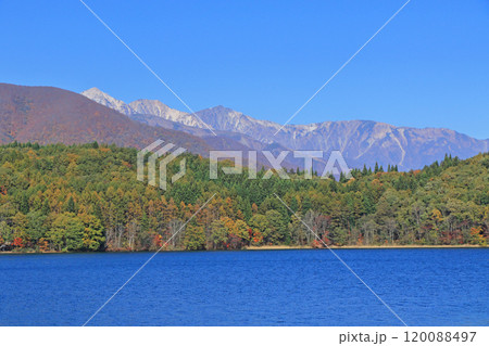 秋の青木湖と白馬三山 秋の青木湖と白馬三山 120088497