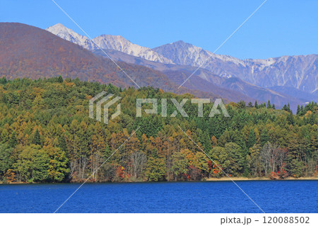 秋の青木湖と白馬三山 120088502