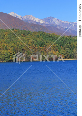 秋の青木湖と白馬三山 120088505
