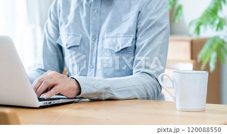 リビングでパソコンを使う男性 120088550