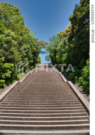 明治天皇陵の長い石段  伏見区　京都 120088554