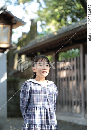 神社に参拝をする小学生の女の子 神社に参拝をする小学生の女の子 120088667