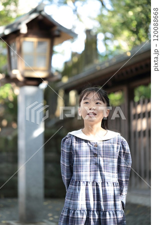 神社に参拝をする小学生の女の子 120088668