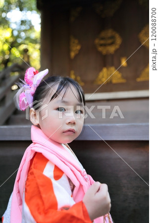 神社に和装で参拝する3歳の女の子 神社に和装で参拝する3歳の女の子 120088700