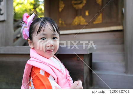 神社に和装で参拝する3歳の女の子 120088701