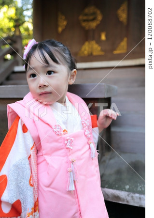 神社に和装で参拝する3歳の女の子 120088702