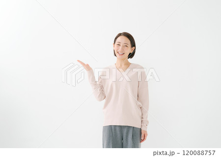 指差しをするミドル女性 120088757