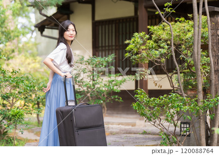 キャリーケースを引いて田舎に帰省する若い女性 旅行イメージ キャリーケースを引いて田舎に帰省する若い女性 旅行イメージ 120088764