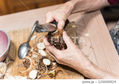 里芋の皮むき 120088924