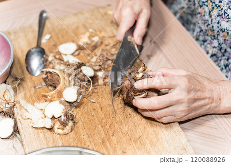 里芋の皮むき 120088926