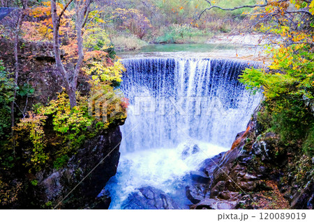 紅葉と湯吹きの滝1 120089019