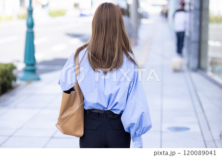 歩く女性の後ろ姿	 120089041