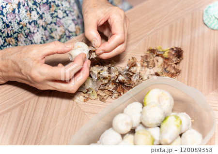 里芋の皮むき 120089358