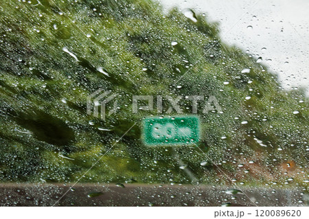 雨天の高速道路運転（視界不良イメージ） 120089620