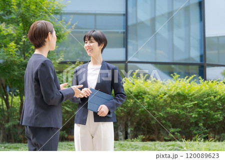 オフィスの前で微笑む2人の女性 120089623