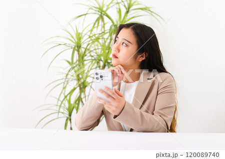 ビジネススーツを着ている若い女性 ビジネスイメージ ビジネススーツを着ている若い女性 ビジネスイメージ 120089740