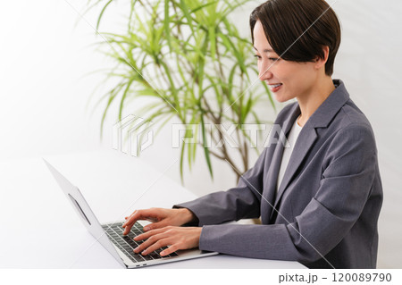 ビジネススーツを着ている若い女性　ビジネスイメージ 120089790