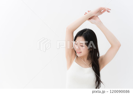 ビューティー　ストレッチしている若い女性 上半身 120090086