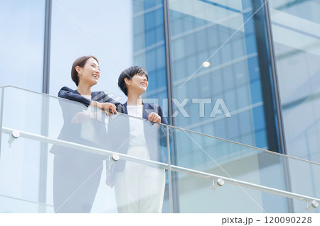 オフィスビルの前で微笑む2人の女性 120090228