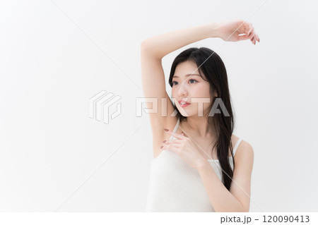 脱毛・ビューティー　脇の下を気にしている若い女性　　上半身 120090413