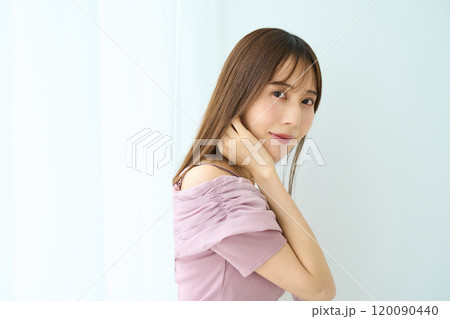 窓際に立つ若い女性 窓際に立つ若い女性 120090440