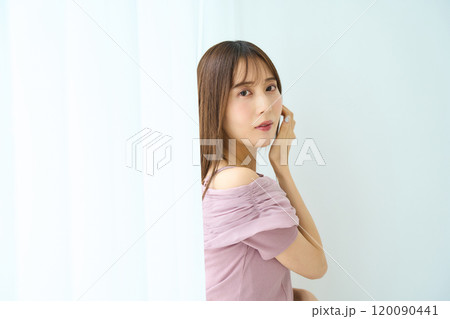 窓際に立つ若い女性 窓際に立つ若い女性 120090441